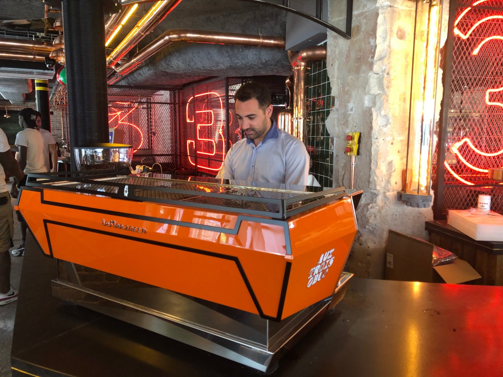 Installation La Marzocco chez Les 3 obus, Paris (BRÉMART)